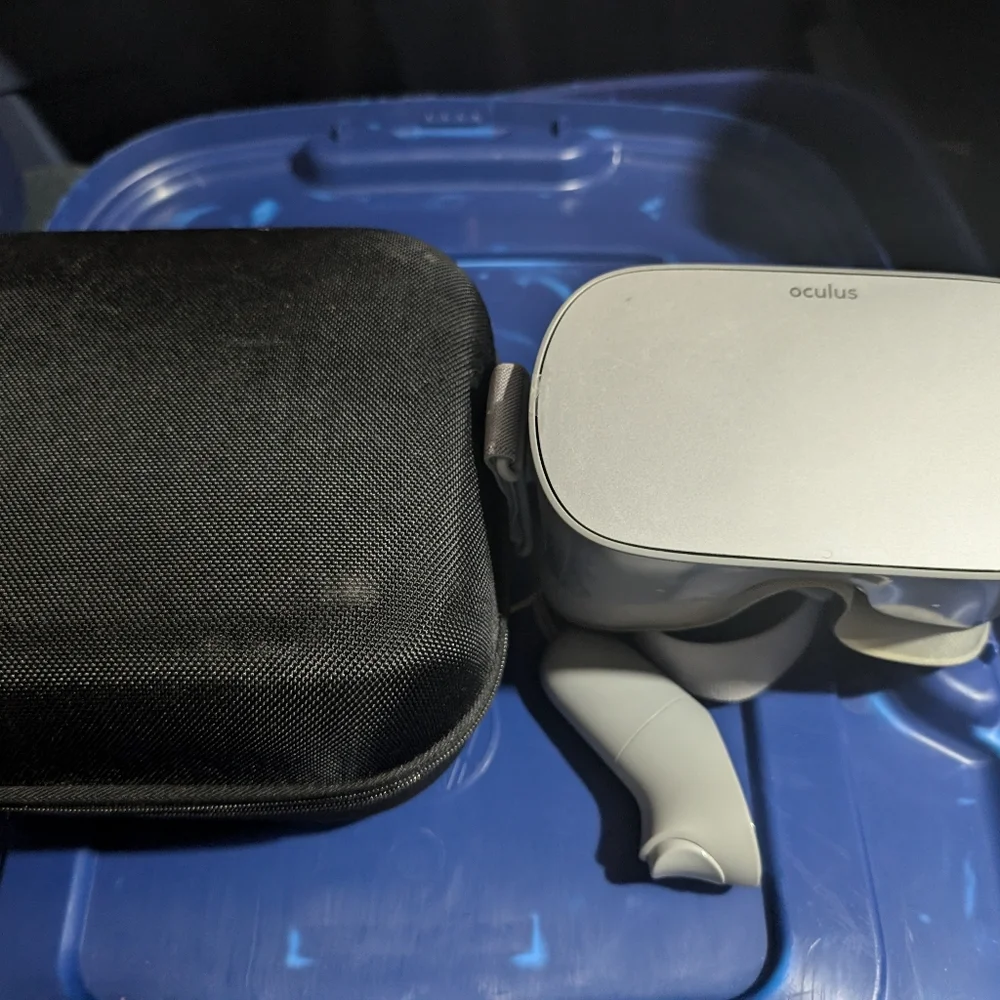 Oculus Go VR headset + case 32gb